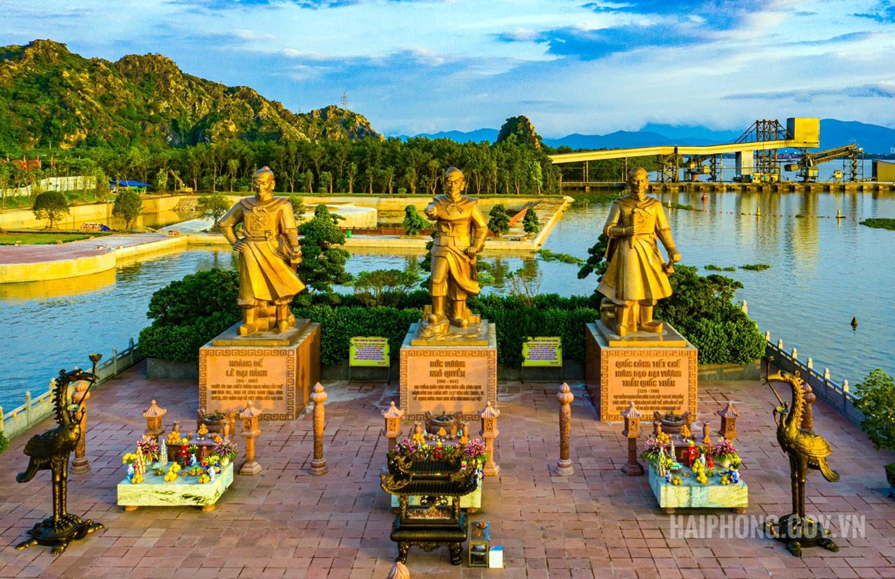 Di tích Bạch Đằng Giang là điểm đến thu hút rất nhiều khách trong những năm qua