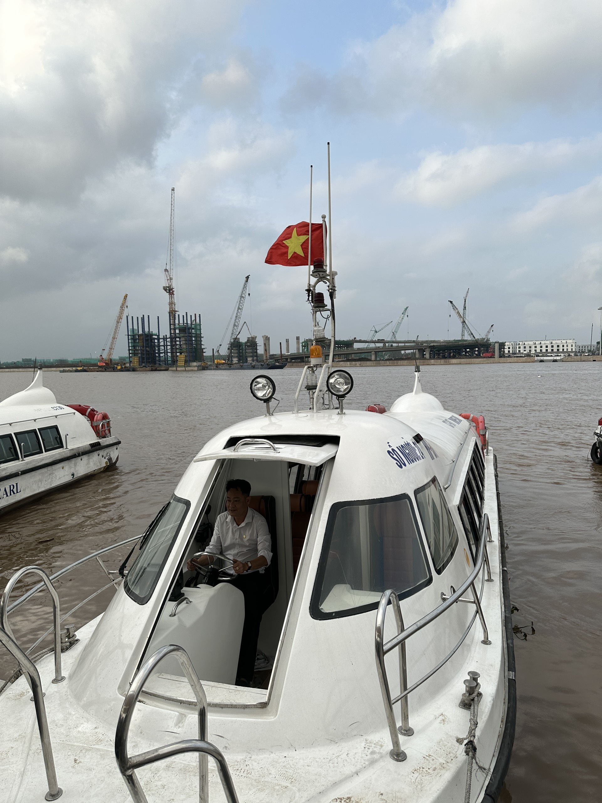 Bến tàu tham quan Vinhomes Vũ Yên