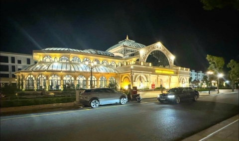 Bể bơi Pha Lê mái kính – điểm chạm xa hoa của kiến trúc và trải nghiệm tại phân khu Hoàng Gia dự án Vinhomes Vũ Yên Hải Phòng