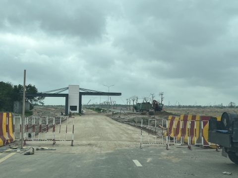 Nhiều máy móc xây dựng hoạt động trở lại trên đảo Vũ Yên