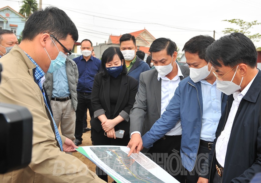 Chủ tịch UBND thành phố đang kiểm tra thực địa dự án nâng cấp tuyến đường từ ngã 3 Quán Cháy đi cống C4 qua các xã thuộc huyện Tiên Lãng